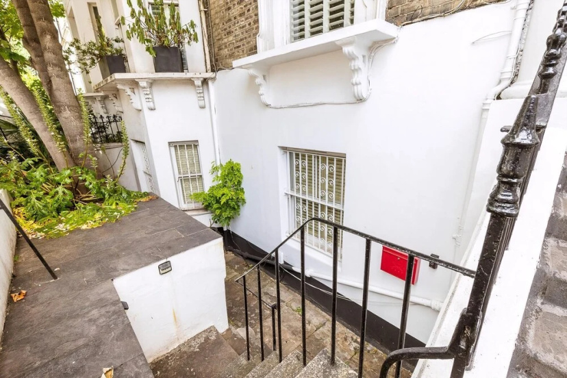 Elegant Two Bedroom Flat in Redcliffe Gardens — отель с удобным расположением в Лондоне