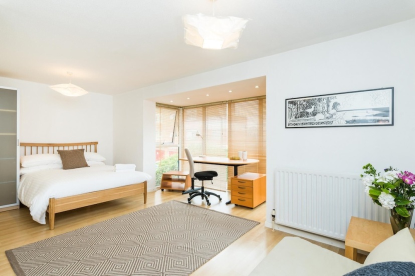 Цены на Modern 4 Bedroom Terraced House by the Thames! в Лондоне
