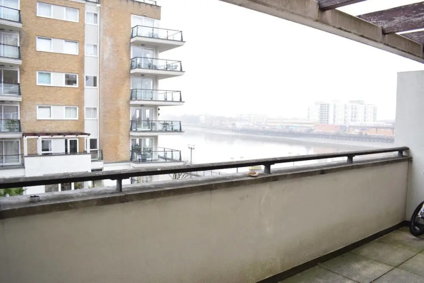 2 Bedroom Apartment With Stunning Balcony Views — отель с удобствами в Лондоне