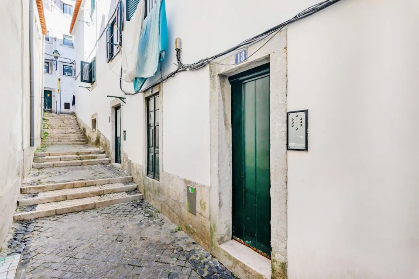 Romantic Alfama Getaway — отель с удобствами в Лиссабоне