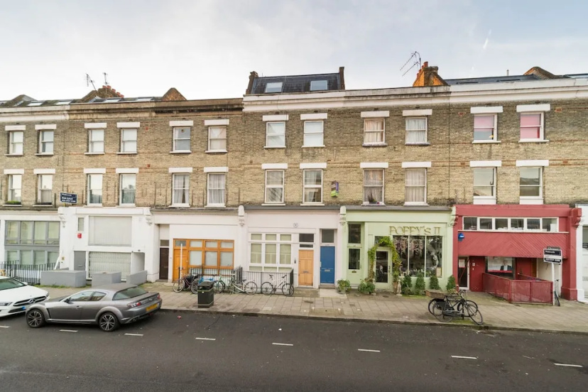 Beautiful West Ken One Bed Apartment — отель с удобным расположением в Лондоне