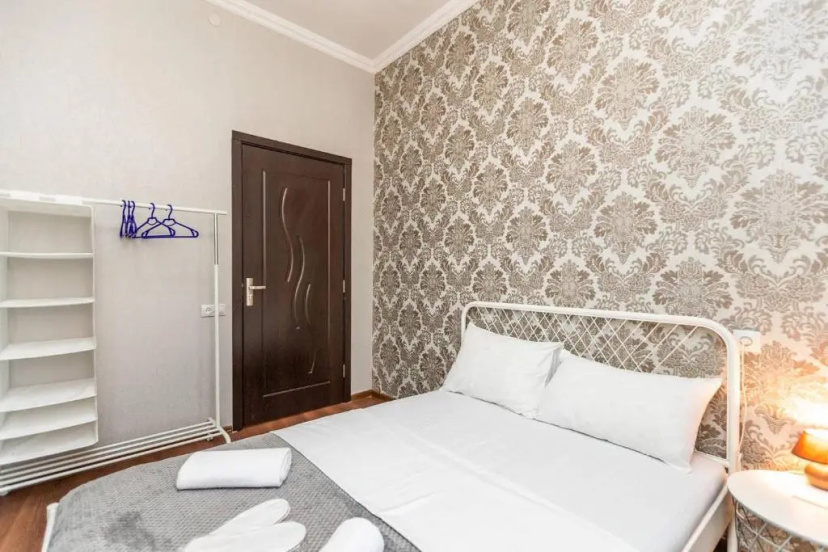 Cozy 2BR apt w Balcony on Aghmashenebeli ave — отель с удобствами в Тбилиси