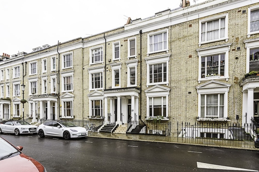 Цены на Cosy Kensington Two Bedroom Flat в Лондоне