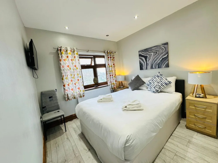 Цены на Spacious 6 Bed House in Wembley в Лондоне