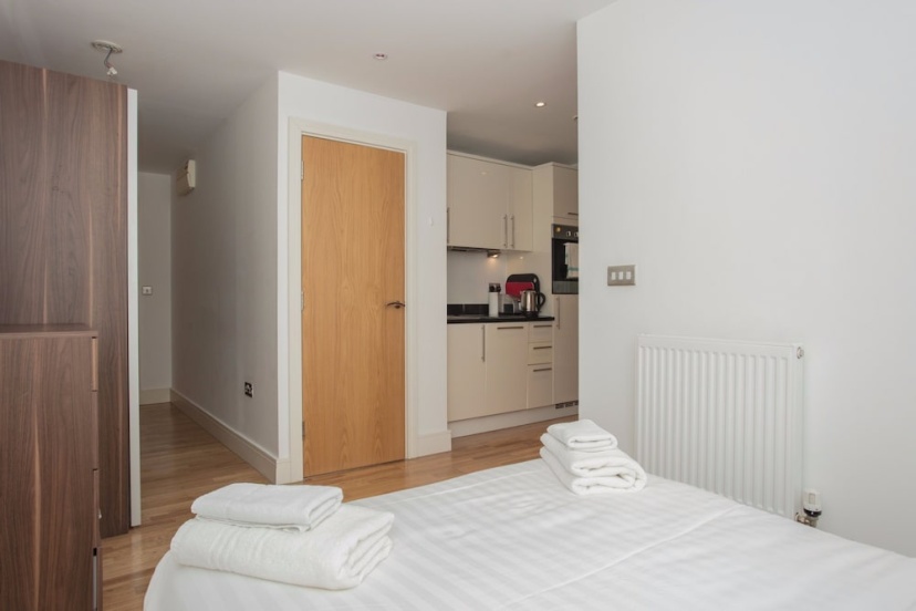 Spacious Studio Apartment near Canary Wharf — отель с удобным расположением в Лондоне