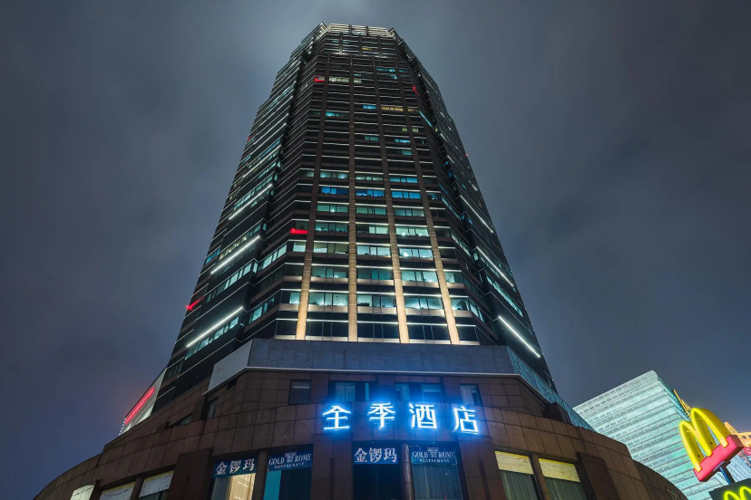Ji Hotel Shanghai Lujiazui World Plaza — отель с удобным расположением в Шанхае