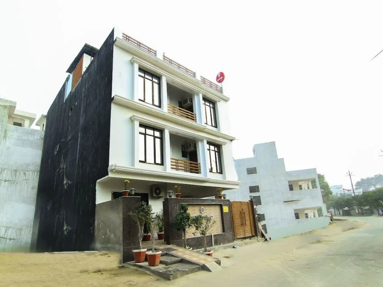OYO 4139 Madhuri Palace - Hotel in Λάκναου - Photo 1