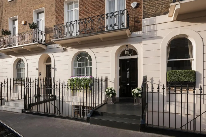 Majestic Belgrave House Next to Buckingham Palace Garden — забронировать отель в Лондоне