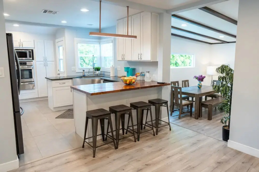 Upscale Upgraded Beautiful Spacious 3BR House in Encino Fully Renovated With Garage Very Large Fenced Yard Patio AT END OF Cul-de-sac p84 — комфортный отель в Лос-Анджелесе