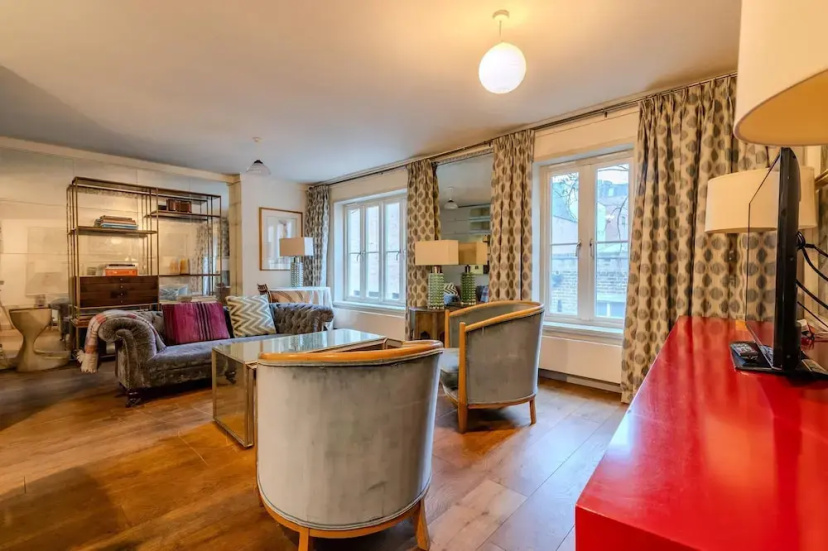 Beautiful Three Bedroom House in West London — забронировать отель в Лондоне