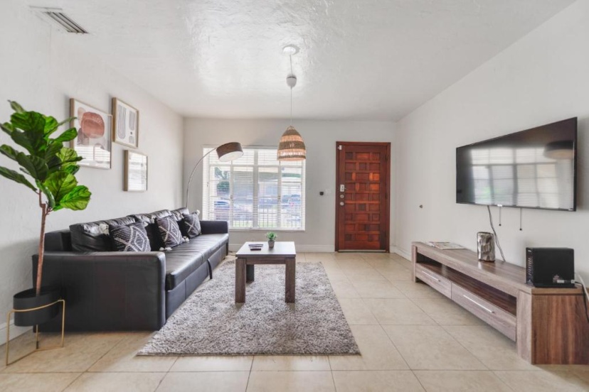 Amazing 3BR House 5 minutes from Marlins Park — отель с удобным расположением в Майами