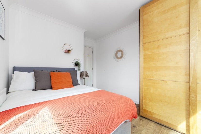 Цены на Homely 2-bed Apartment in London в Лондоне