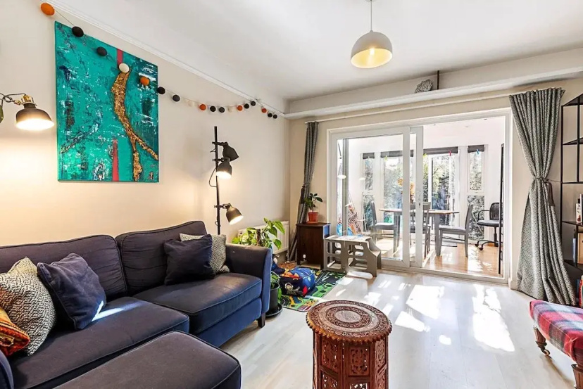 Stylish & Spacious 3-bed Home in Vibrant Bow — забронировать отель в Лондоне