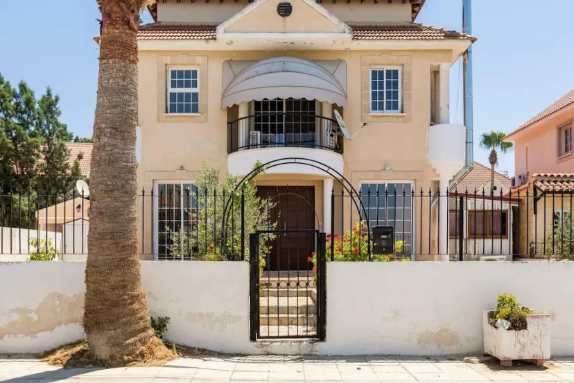 4 Bedroom Villa With Private Pool Near Beach — отель с удобным расположением в Ларнака