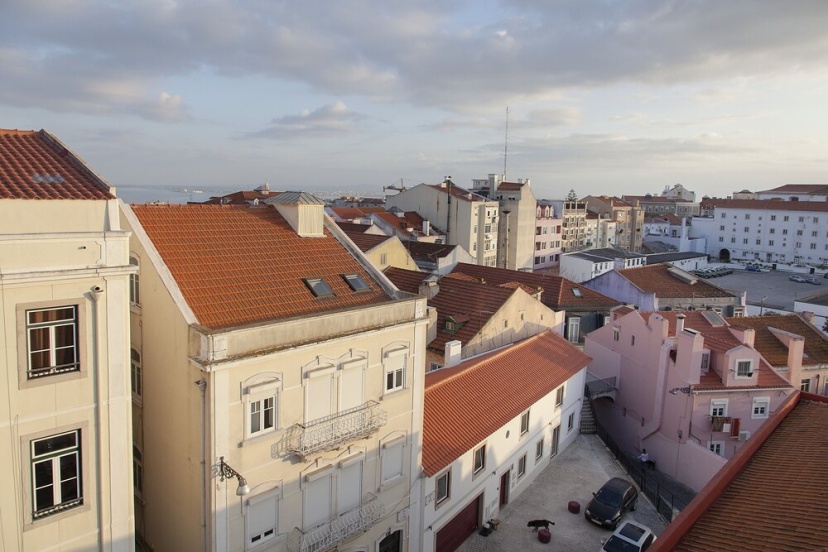 Sweet Inn Apartments Alfama — отель с удобным расположением в Лиссабоне