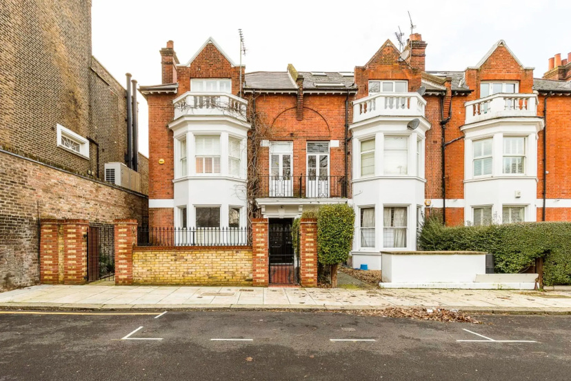 Colourful Studio Near Clapham Common! — забронировать отель в Лондоне