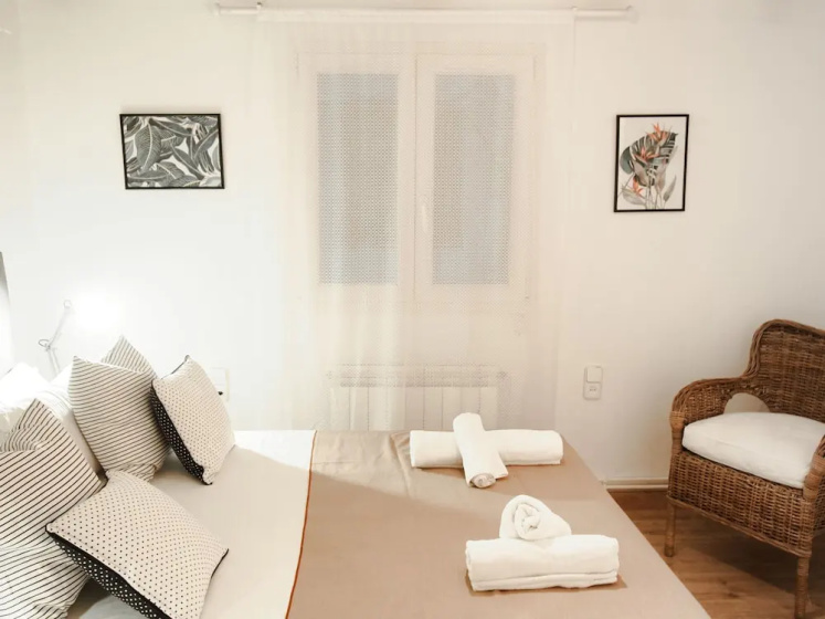 Цены на Aragó large and cozy 3br apartment в Барселоне