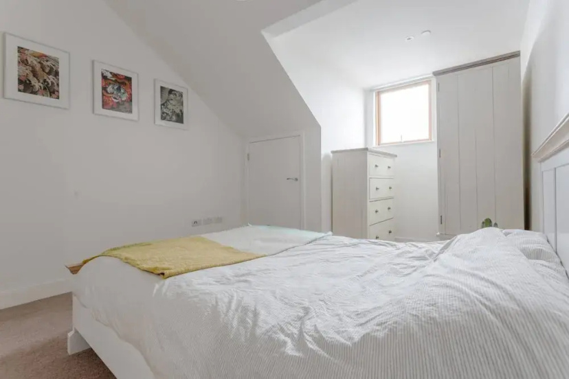 Цены на Charming 2 Bedroom Penthouse Apartment in Bethnal Green в Лондоне
