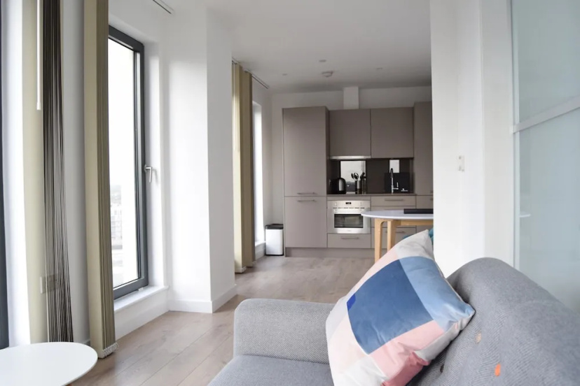 Цены на Modern 1 Bedroom Apartment With Views in Stratford в Лондоне