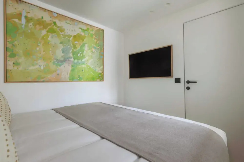 Цены на Magnificent Apartment -1br-4p- Canal Saint-martin в Париже
