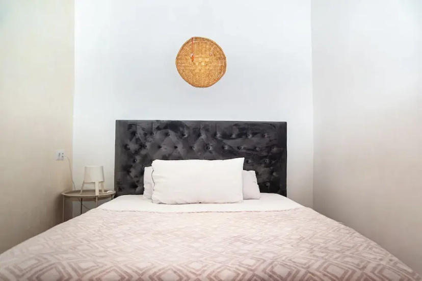 Cute Ground Floor with Free Parking — отель с удобным расположением в Тбилиси