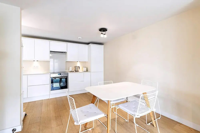 Sunny Belgravia Apartment With a Balcony — забронировать отель в Лондоне