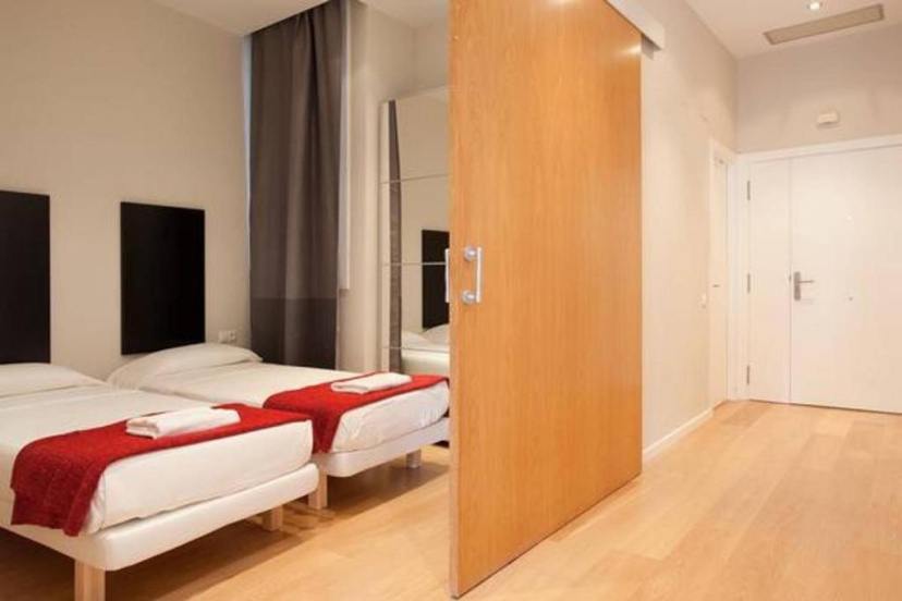 Modern Quiet Flat With A Large Balcony — забронировать отель в Барселоне