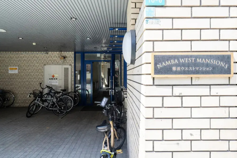 Namba West 5 connecting room — отель с удобствами в Осаке