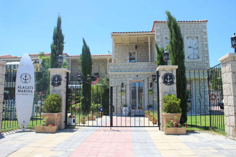 Alacati Marina Palace Otel — отель в Чешме для семейного отдыха