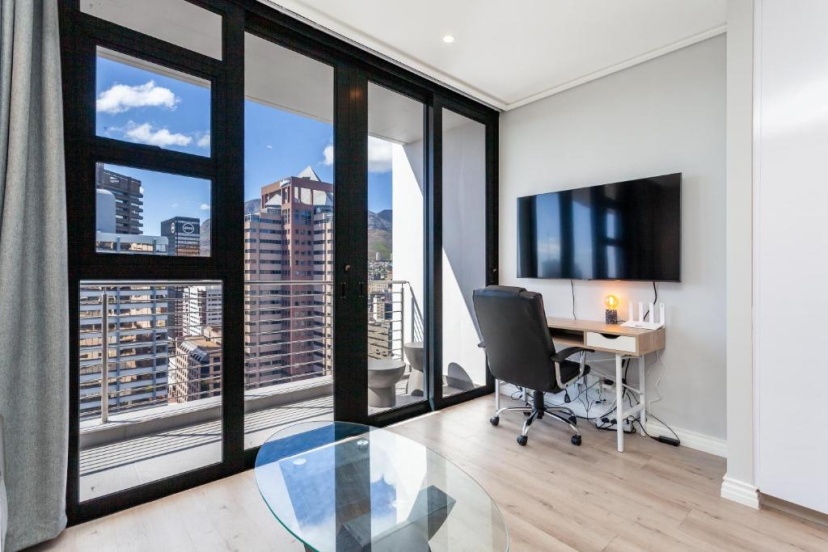Luxurious 16 on Bree Studio Apartment - Harbour Views — отель с удобствами в Кейптауне