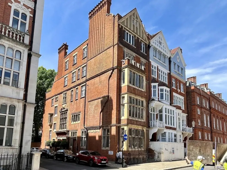 Luxury Suite in Cadogan Square 1 — отель с удобствами в Лондоне