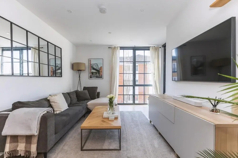Stylish Hackney Wick Apartment With Terrace — отель с удобным расположением в Лондоне
