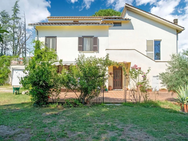 Elegant Holiday Home in Fabrica di Roma near Theatre — отель с удобным расположением в Риме