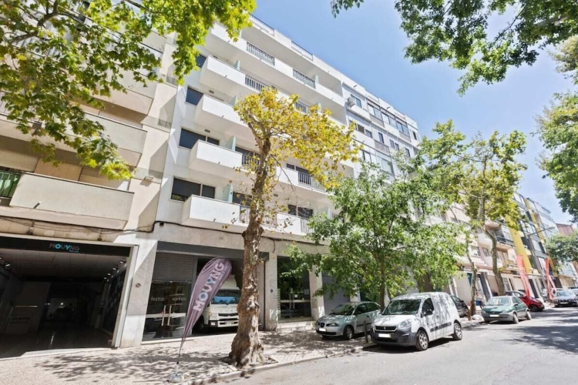 Spacious 1 Bed Apt w/Balcony, Sleeps 3 — отзывы гостей и цены
