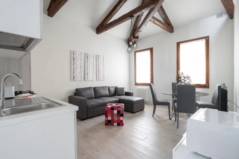 San Marco Style Canal View Apt 2 by Wonderful Italy — комфортный отель в Венеции