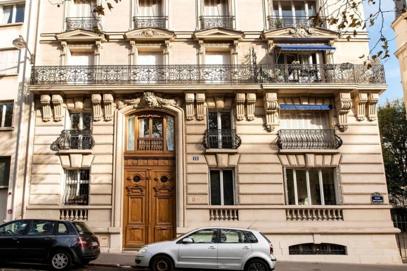 Lovely Mezzanine Apartment Near Buttes Chaumont Park — отель в Париже, Франция