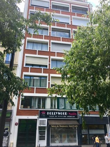 Standing-Montparnasse — отель с удобствами в Париже