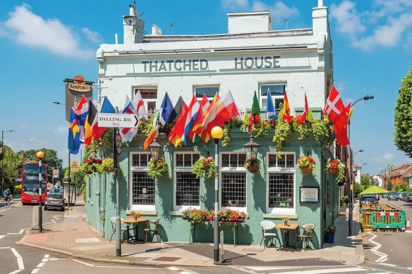 Цены на Enchanting Hammersmith Home Close to Shepherds Bush by Underthedoormat в Лондоне