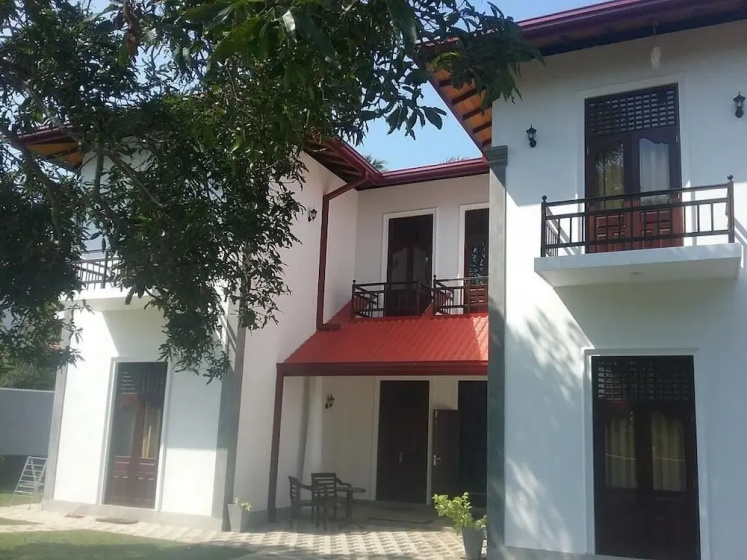 The villa has 6 bedrooms, 1 bathroom, a flat-screen Tv with satellite channels, — забронировать отель в Коломбо