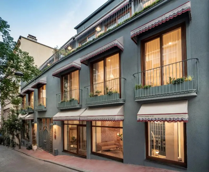 Цены на Ecole St Pierre Hotel в Стамбуле