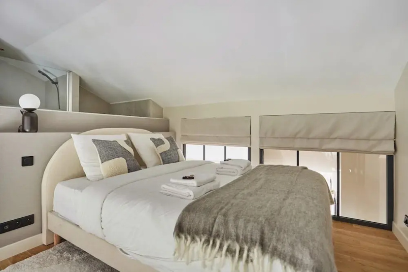 Amazing Apartment Le Marais Center of Paris — отель с удобным расположением в Париже