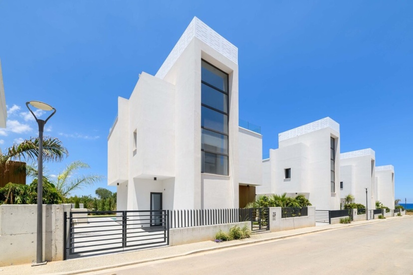 By The Beach - Blue Topaz Villa — отель с удобствами в Протарас