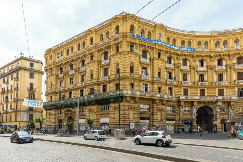 Rettifilo Family Apartment — забронировать отель в Неаполе
