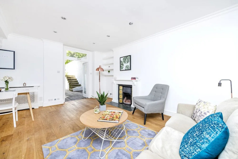 Stunning 2BR West London Apartment — отель с удобным расположением в Лондоне