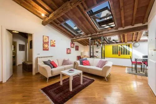 Close to Santa Croce Penthouse with easy Parking — отель с удобным расположением в Флоренции
