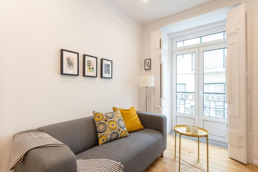 Three bedroom apartment in historical centre -Bairro Alto — отель с удобным расположением в Лиссабоне