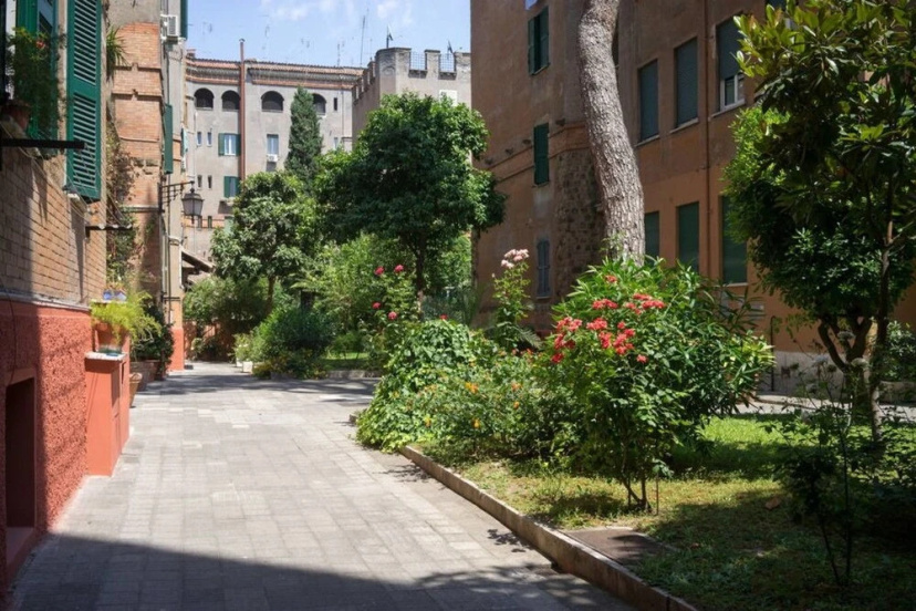 Цены на Colorful Renewed Apartment Close to St. Peter's в Риме