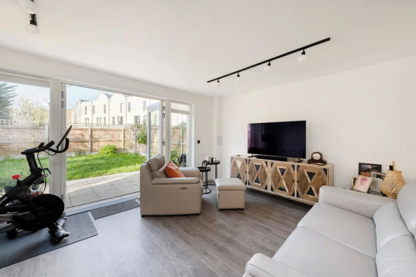 Цены на Stylish 3-bed Townhouse With 3 Baths in Southgate в Лондоне
