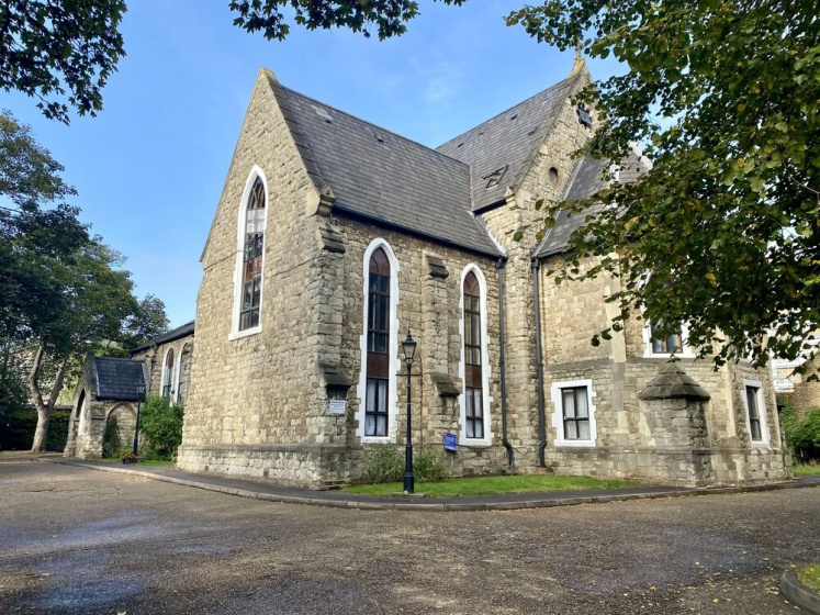 Цены на Rare 1-bed Church Converted Apartment in London в Лондоне