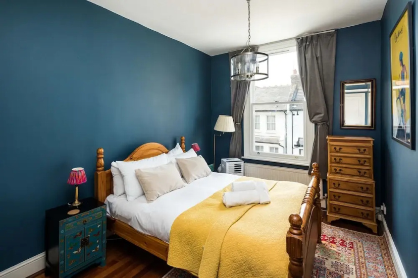 Elegant And Peaceful 2Bd Apt - Barons Court/London — комфортный отель в Лондоне
